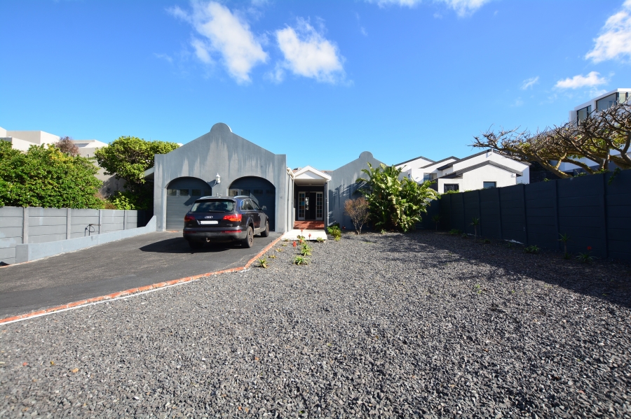 4 Bedroom Property for Sale in Bloubergstrand Western Cape